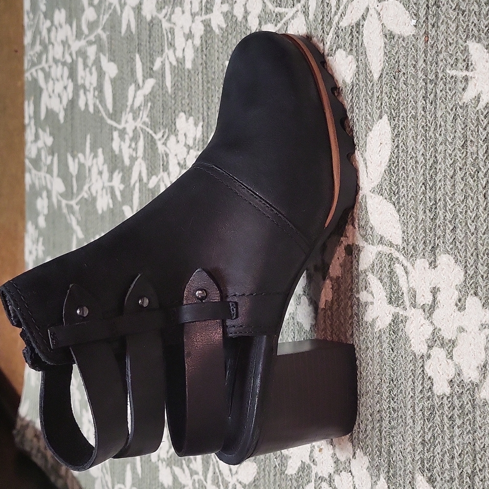 Sorel open back Bootie size 9